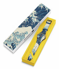 Carica l&#39;immagine nel visualizzatore di Gallery, SWATCH ART JOURNEY 2023 THE GREAT WAVE BY HOKUSAI &amp; ASTROLABE SUOZ351
